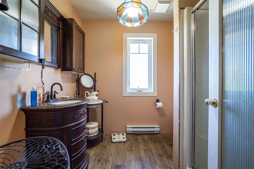 9255 Firehall Frontage Road, Salmon Arm, BC - Indoor Photo Showing Bathroom