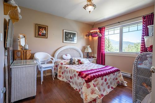 9255 Firehall Frontage Road, Salmon Arm, BC - Indoor Photo Showing Bedroom