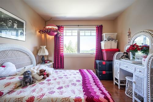 9255 Firehall Frontage Road, Salmon Arm, BC - Indoor Photo Showing Bedroom