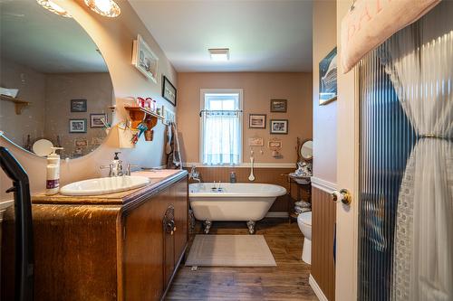 9255 Firehall Frontage Road, Salmon Arm, BC - Indoor Photo Showing Bathroom