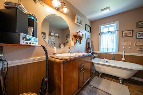 9255 Firehall Frontage Road, Salmon Arm, BC - Indoor Photo Showing Bathroom