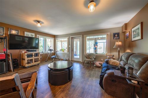 9255 Firehall Frontage Road, Salmon Arm, BC - Indoor Photo Showing Living Room