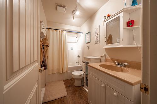 9255 Firehall Frontage Road, Salmon Arm, BC - Indoor Photo Showing Bathroom