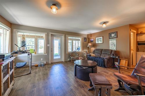 9255 Firehall Frontage Road, Salmon Arm, BC - Indoor Photo Showing Living Room