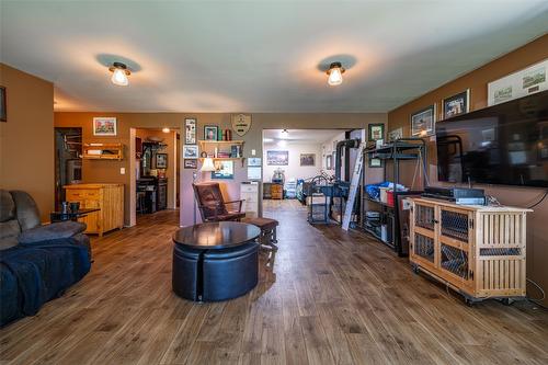 9255 Firehall Frontage Road, Salmon Arm, BC - Indoor Photo Showing Living Room