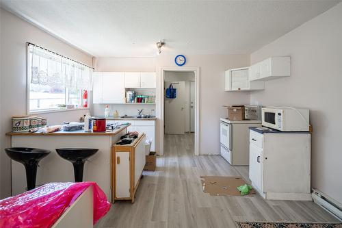 9255 Firehall Frontage Road, Salmon Arm, BC - Indoor Photo Showing Kitchen