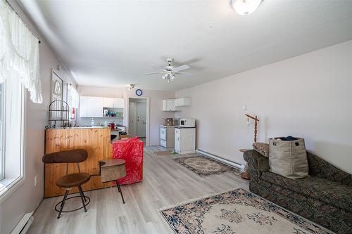 9255 Firehall Frontage Road, Salmon Arm, BC - Indoor Photo Showing Other Room