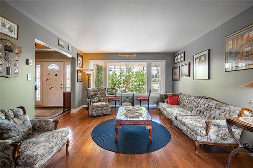 9255 Firehall Frontage Road, Salmon Arm, BC - Indoor Photo Showing Living Room