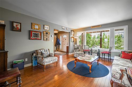 9255 Firehall Frontage Road, Salmon Arm, BC - Indoor Photo Showing Living Room