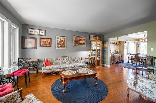 9255 Firehall Frontage Road, Salmon Arm, BC - Indoor Photo Showing Living Room