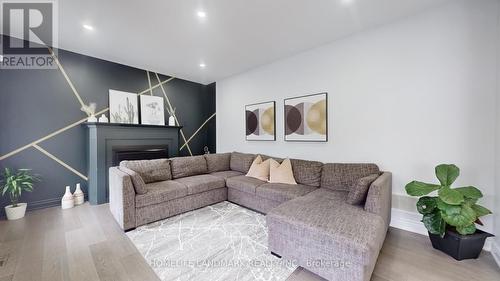 315 North Park Boulevard, Oakville, ON - Indoor Photo Showing Living Room