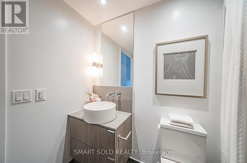 1208 - 161 Roehampton Avenue, Toronto, ON - Indoor Photo Showing Bathroom