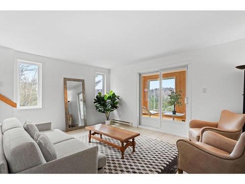 Family room - 40 Ch. Des Catalpas, La Conception, QC - Indoor Photo Showing Living Room