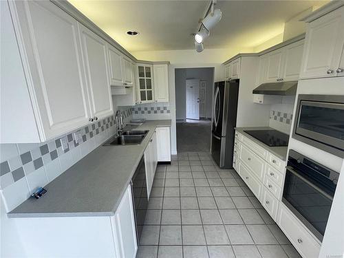 403-566 Stewart Ave, Nanaimo, BC - Indoor Photo Showing Kitchen With Double Sink With Upgraded Kitchen