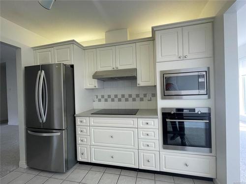 403-566 Stewart Ave, Nanaimo, BC - Indoor Photo Showing Kitchen