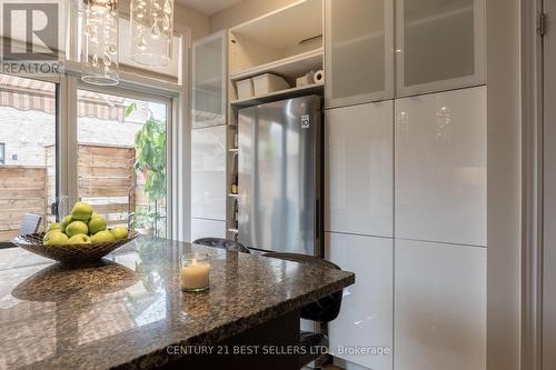 2027 Queensborough Gate, Mississauga, ON - Indoor Photo Showing Kitchen