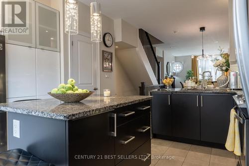 2027 Queensborough Gate, Mississauga, ON - Indoor Photo Showing Kitchen With Upgraded Kitchen