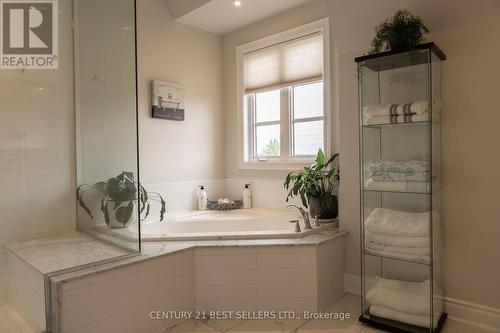 2027 Queensborough Gate, Mississauga, ON - Indoor Photo Showing Bathroom