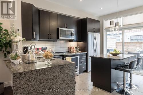 2027 Queensborough Gate, Mississauga, ON - Indoor Photo Showing Kitchen With Upgraded Kitchen