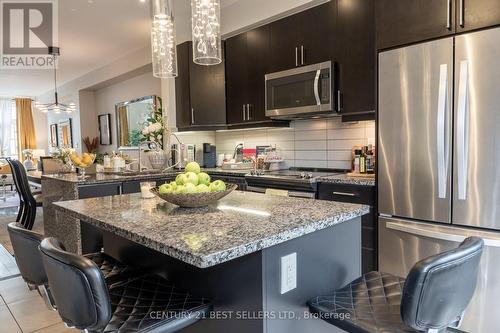 2027 Queensborough Gate, Mississauga, ON - Indoor Photo Showing Kitchen With Upgraded Kitchen