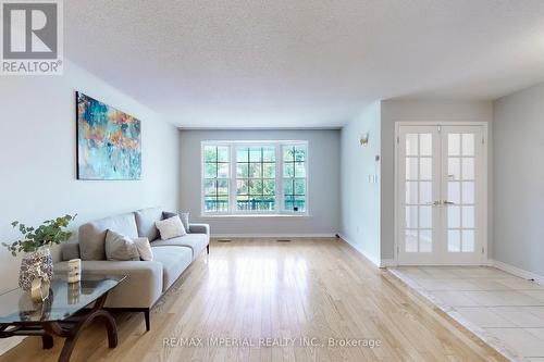 123 Briarscross Boulevard, Toronto, ON - Indoor Photo Showing Living Room