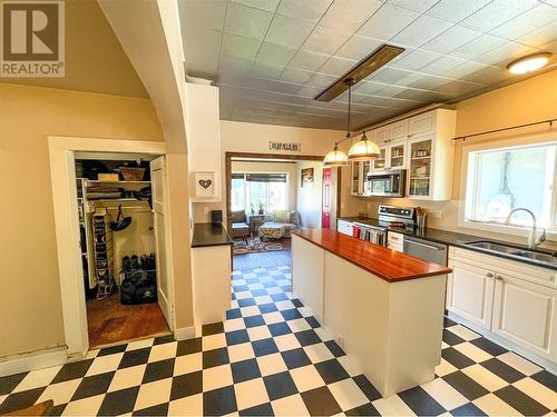 618 Papineau Street, Penticton, BC - Indoor Photo Showing Kitchen With Double Sink