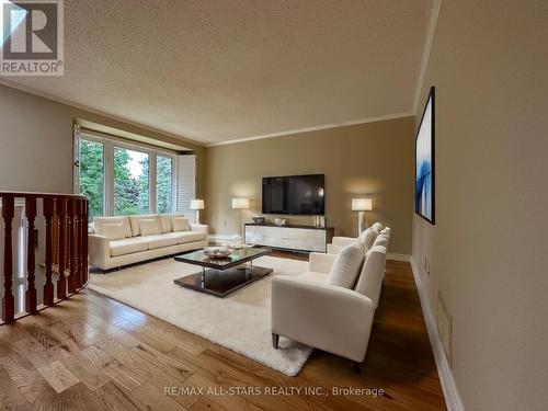 7 Patricia Place, Kawartha Lakes, ON - Indoor Photo Showing Living Room