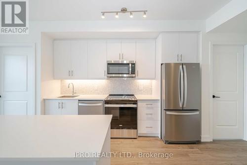 1909 - 335 Wheat Boom Drive, Oakville, ON - Indoor Photo Showing Kitchen With Upgraded Kitchen