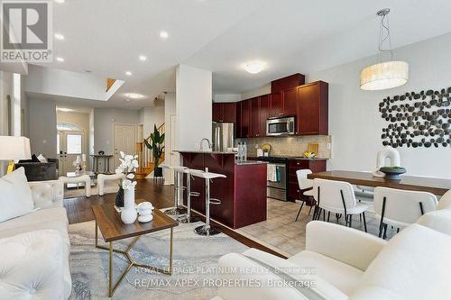 4727 Centretown Way, Mississauga, ON - Indoor Photo Showing Living Room