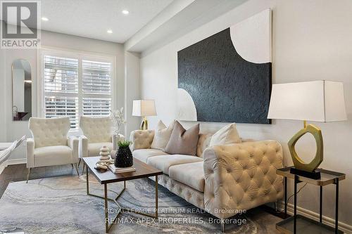 4727 Centretown Way, Mississauga, ON - Indoor Photo Showing Living Room