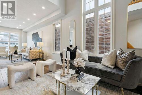 4727 Centretown Way, Mississauga, ON - Indoor Photo Showing Living Room