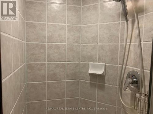 821 - 25 Kingsbridge Garden Circle, Mississauga, ON - Indoor Photo Showing Bathroom