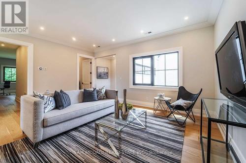 584 Fourth Line, Oakville, ON - Indoor Photo Showing Living Room