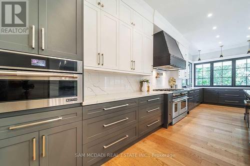 584 Fourth Line, Oakville, ON - Indoor Photo Showing Kitchen With Upgraded Kitchen