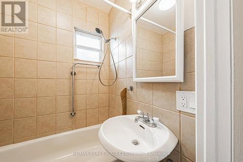 28 Fullerton Avenue, Hamilton, ON - Indoor Photo Showing Bathroom