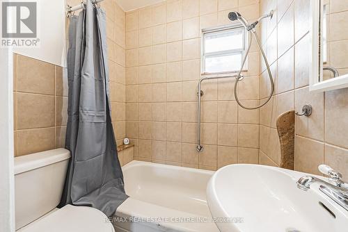 28 Fullerton Avenue, Hamilton, ON - Indoor Photo Showing Bathroom