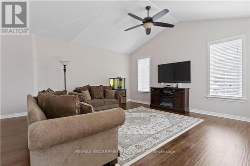 15 Efthemio Court, West Lincoln, ON - Indoor Photo Showing Living Room