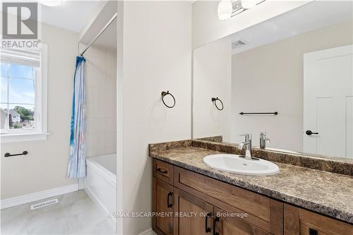 15 Efthemio Court, West Lincoln, ON - Indoor Photo Showing Bathroom