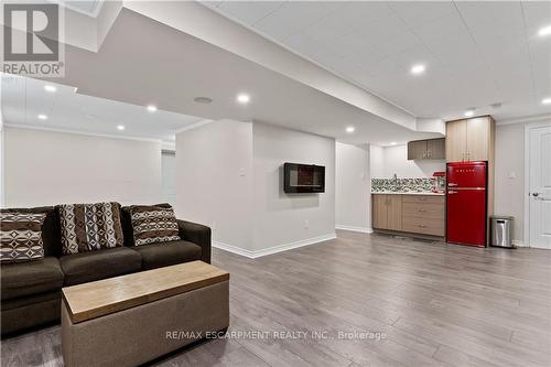 15 Efthemio Court, West Lincoln, ON - Indoor Photo Showing Living Room