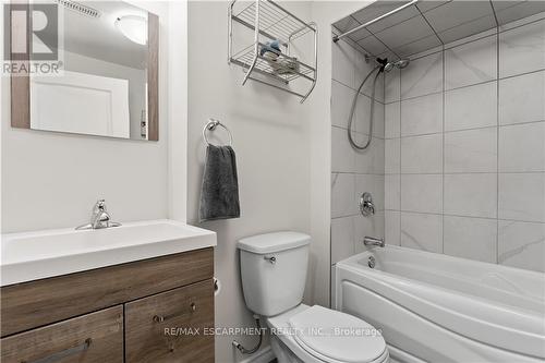 15 Efthemio Court, West Lincoln, ON - Indoor Photo Showing Bathroom