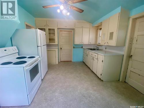 6266 Queens Avenue, Gull Lake, SK - Indoor Photo Showing Kitchen