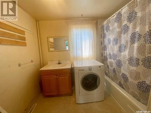 6266 Queens Avenue, Gull Lake, SK - Indoor Photo Showing Laundry Room