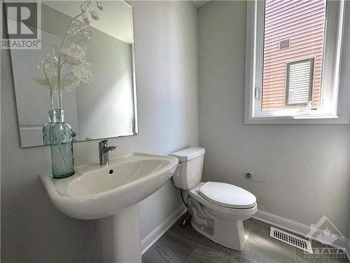 Powder room - 93 Osler Street, Ottawa, ON - Indoor Photo Showing Bathroom