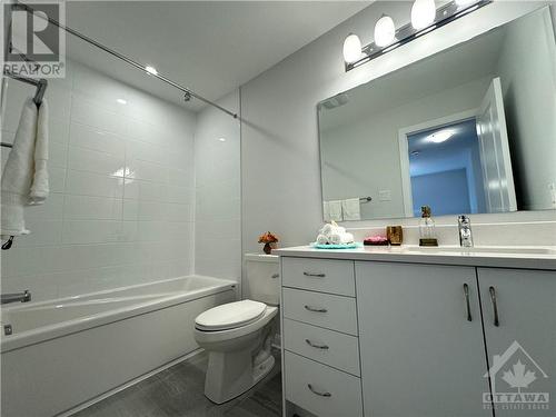 Full bathroom - 93 Osler Street, Ottawa, ON - Indoor Photo Showing Bathroom