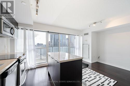 2714 - 386 Yonge Street, Toronto, ON - Indoor Photo Showing Kitchen With Upgraded Kitchen