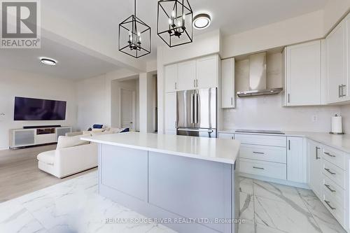 91 Maskell Crescent, Whitby, ON - Indoor Photo Showing Kitchen With Upgraded Kitchen