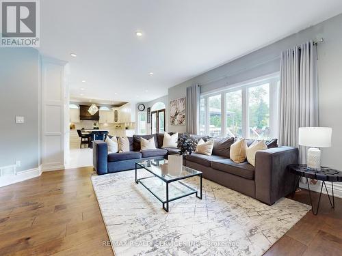 21 Silver Spring Crescent, Uxbridge, ON - Indoor Photo Showing Living Room