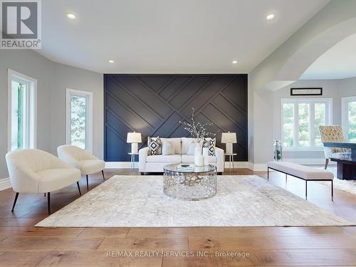 21 Silver Spring Crescent, Uxbridge, ON - Indoor Photo Showing Living Room