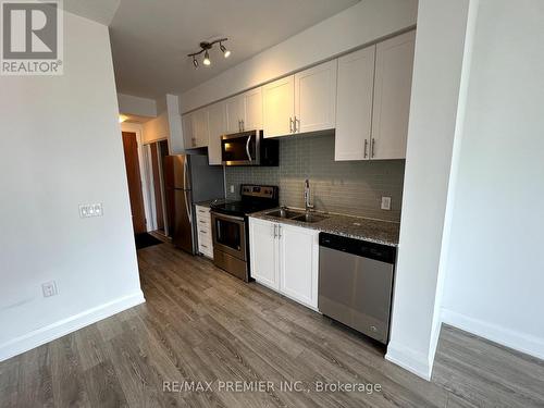 809 - 2800 Keele Street, Toronto, ON - Indoor Photo Showing Kitchen With Stainless Steel Kitchen With Double Sink