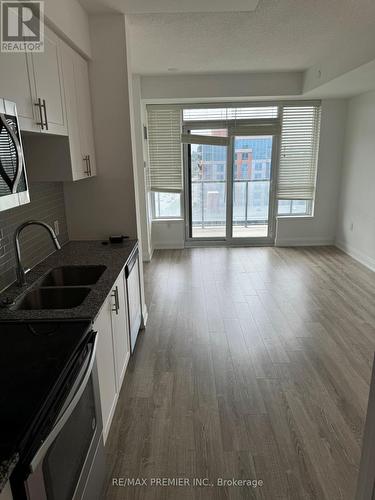 809 - 2800 Keele Street, Toronto, ON - Indoor Photo Showing Kitchen With Double Sink